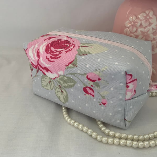 Boxy Cosmetic Bag, Square Zipped Purse, Travel Pouch, Make up Bag