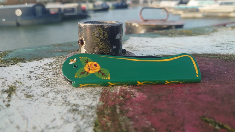 Folding comb in narrowboat folk art style 