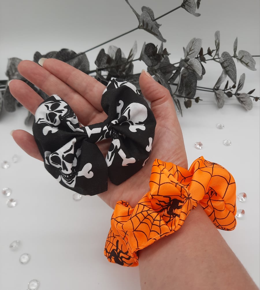 Halloween bow and scrunchie set in neon orange Web and black skulls. Sale