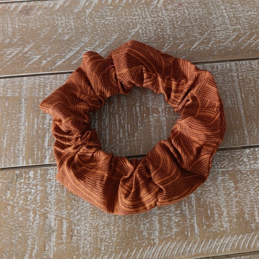 Wavy brown scrunchie 