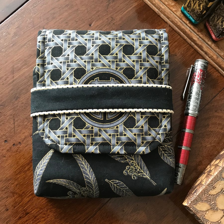 Lattice 5-slot fountain pen case black gold. cream