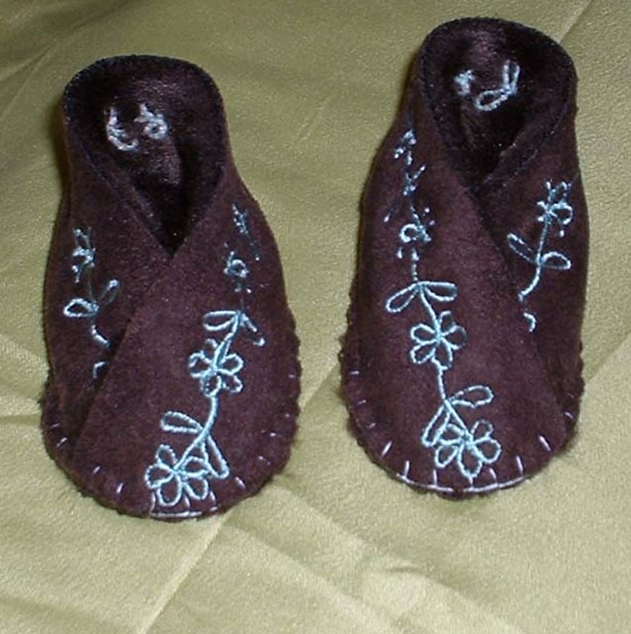 Handsewn newborn or premature baby fur lined shoes in brown with blue embroidery