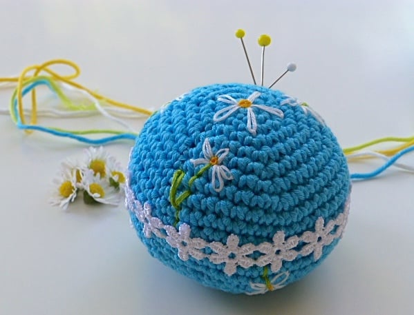 Pincushion, Crochet pincushion, daisy pincushion, pin tidy, turquoise craftroom