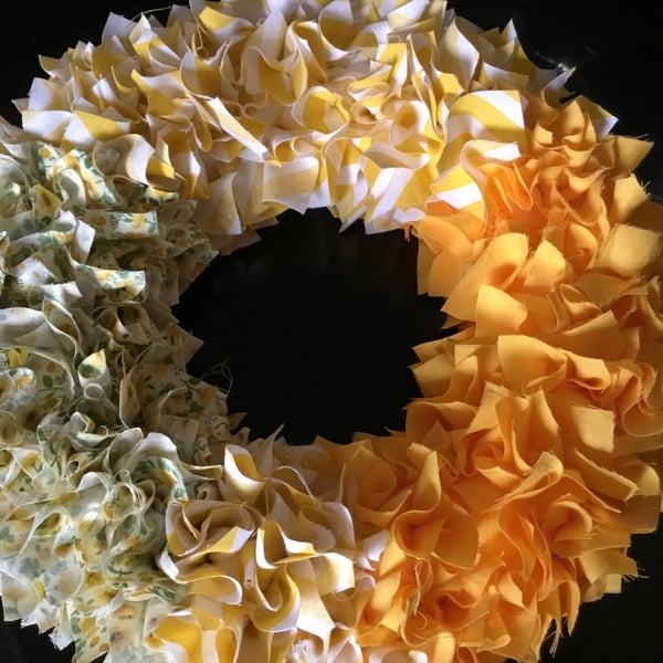 Wreath, Hand crafted. Rag wreath. Hand cut fabric wreath. Home decor. Ref 203
