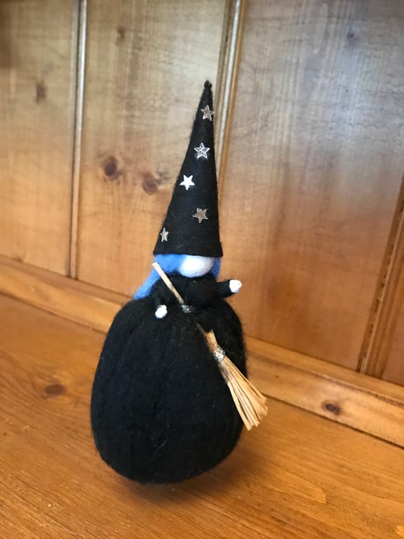 Felt Roving Witch. (387)