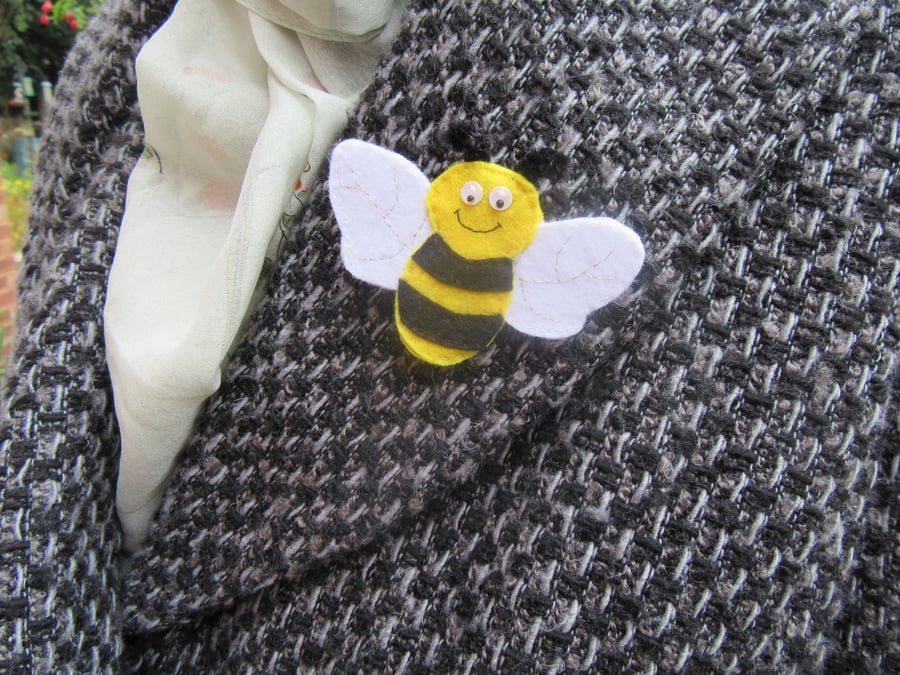 Bee brooch, bee badge, Bee lovers gift, bee keepers gift, gardeners gift, 
