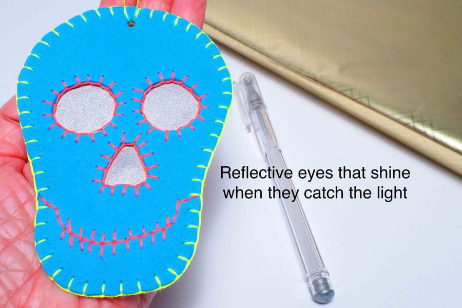Free P&P. Skull gift tag with reflective eyes