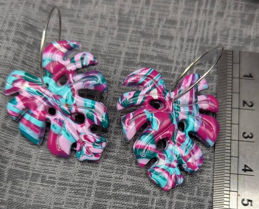 Cheerful monstera leaf earrings 