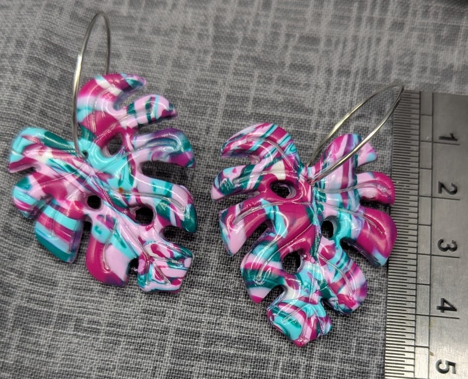 Cheerful monstera leaf earrings 