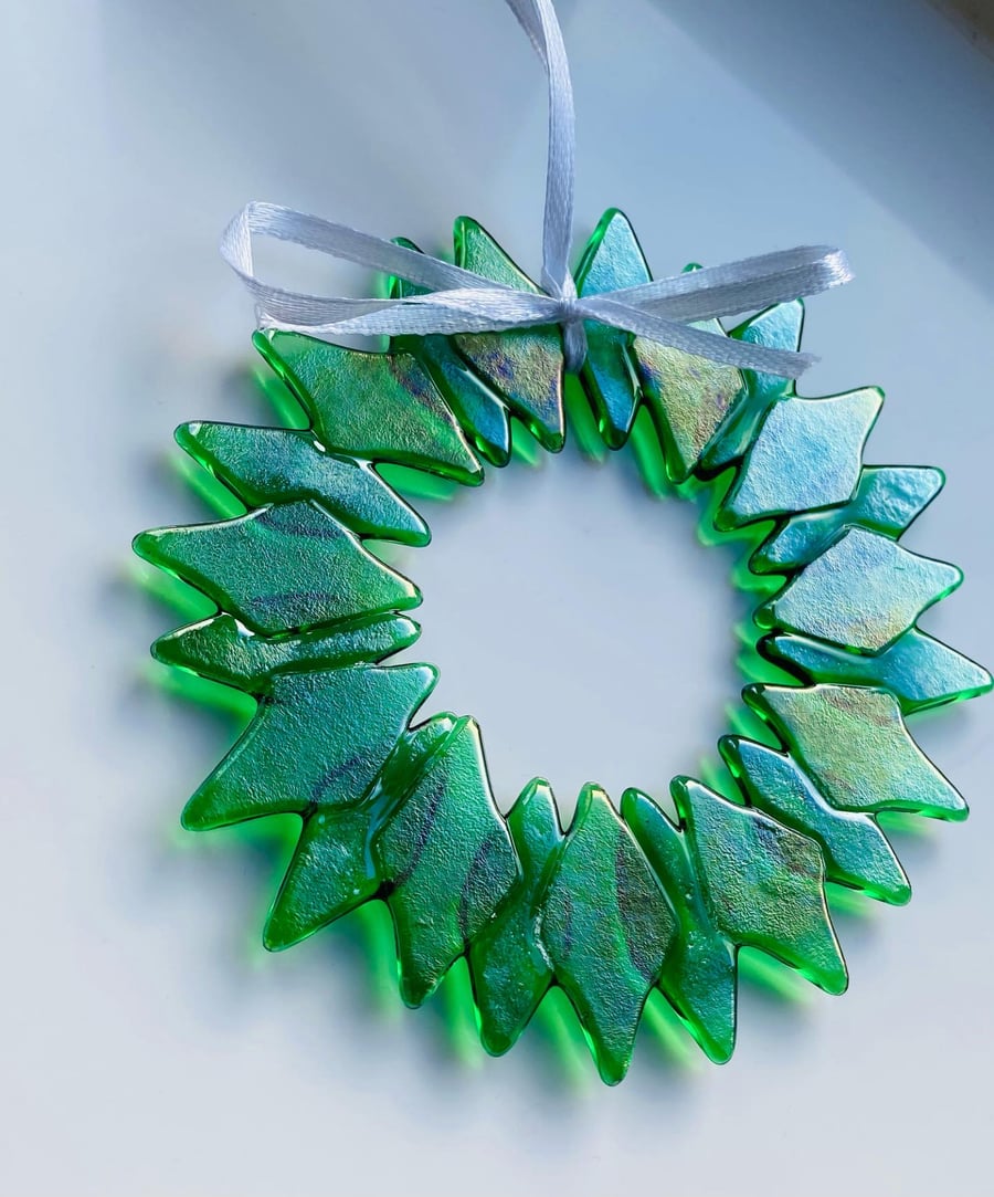 Fused glass luminescent wreath 