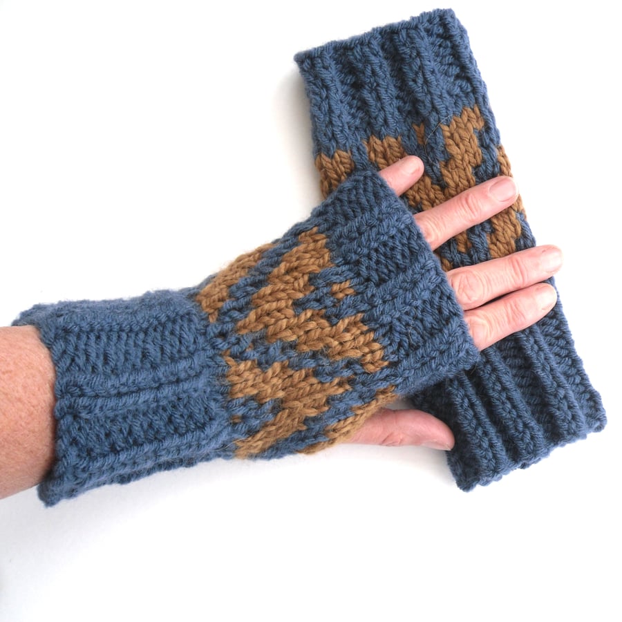Chunky Patterned fingerless gloves in Blue & Copper