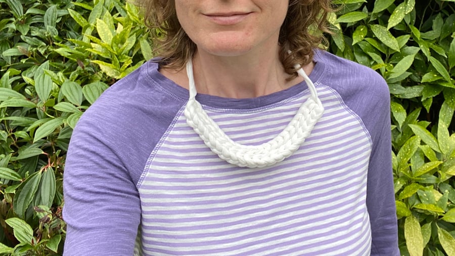 Women’s necklace crocheted in white recycled cotton