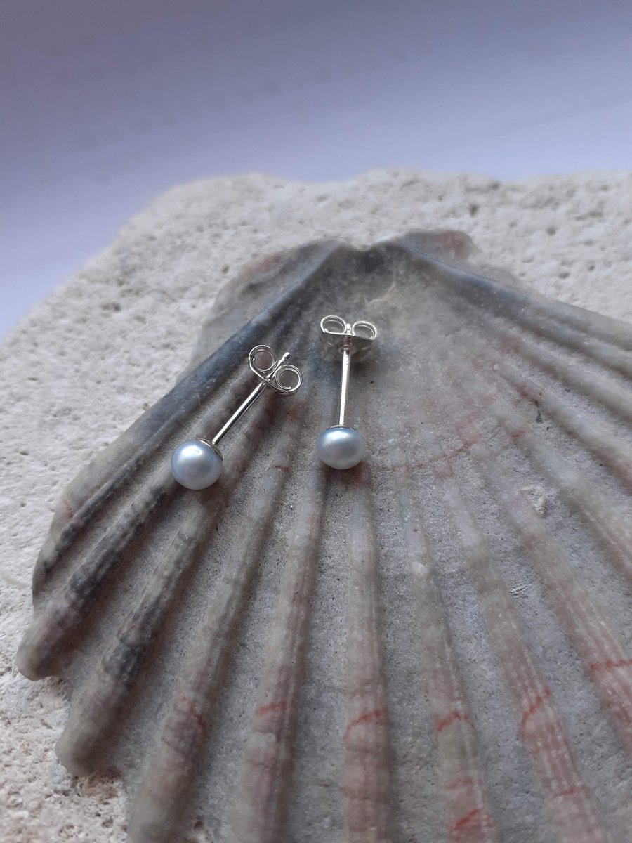 5-5.5mm Grey Freshwater Pearl Stud Earrings with Sterling Silver