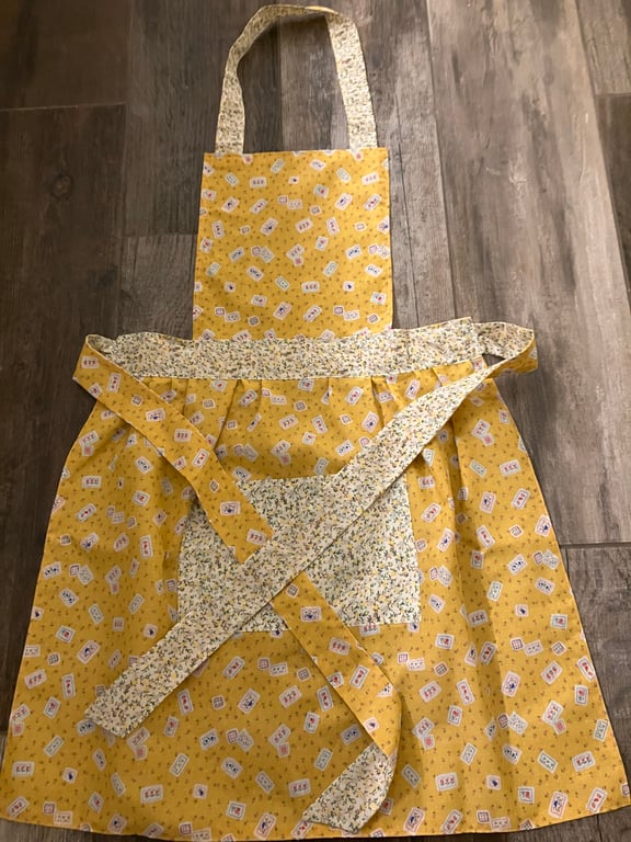 Reversible ladies apron