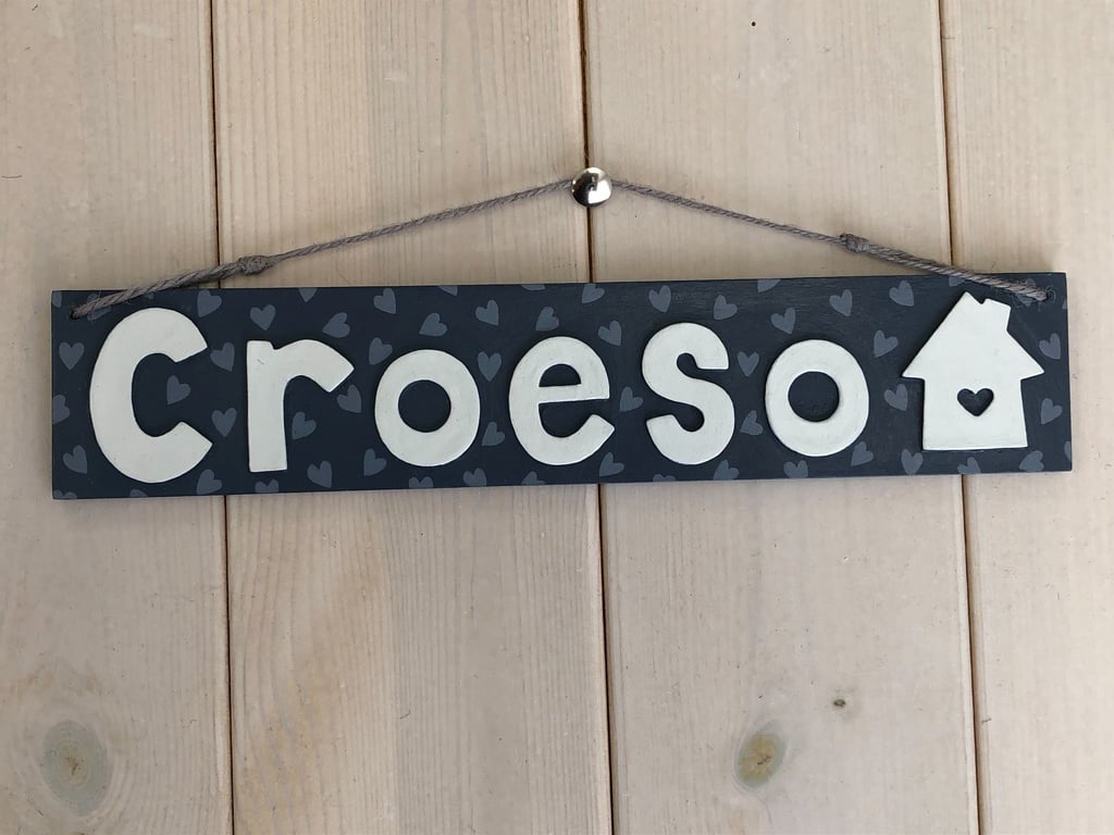 Welsh Hanging Door Sign "Croeso" in navy.