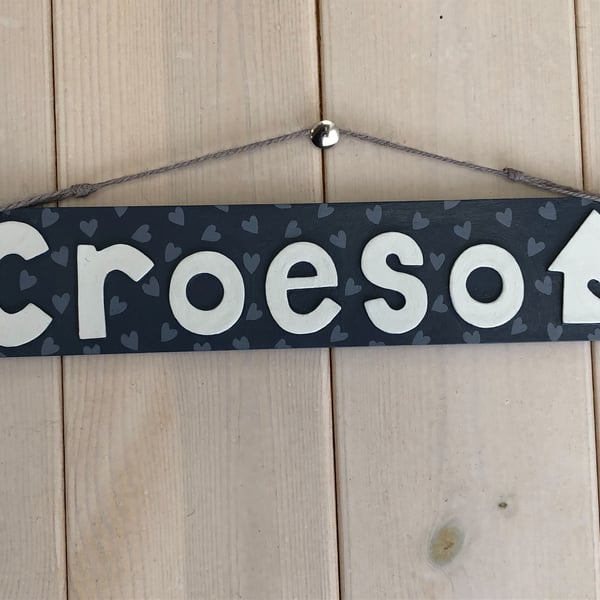 Welsh Hanging Door Sign "Croeso" in navy.
