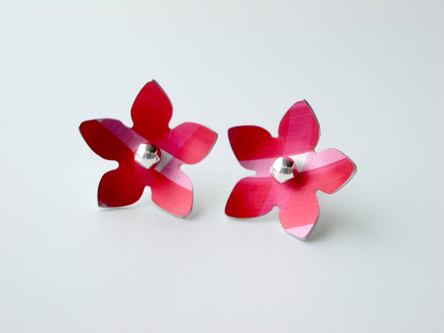 Flower studs earrings in red checks