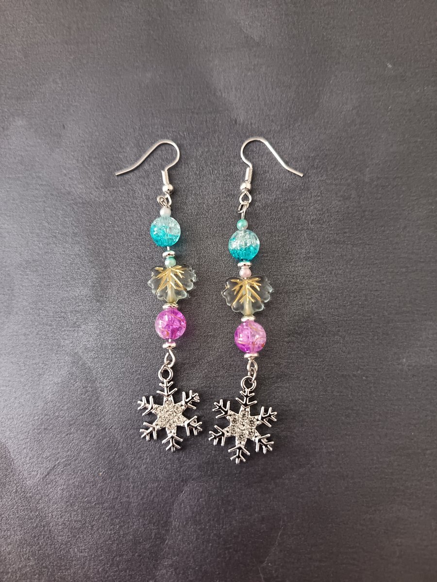 Silver frosty themed snowflake charm dangle earrings 