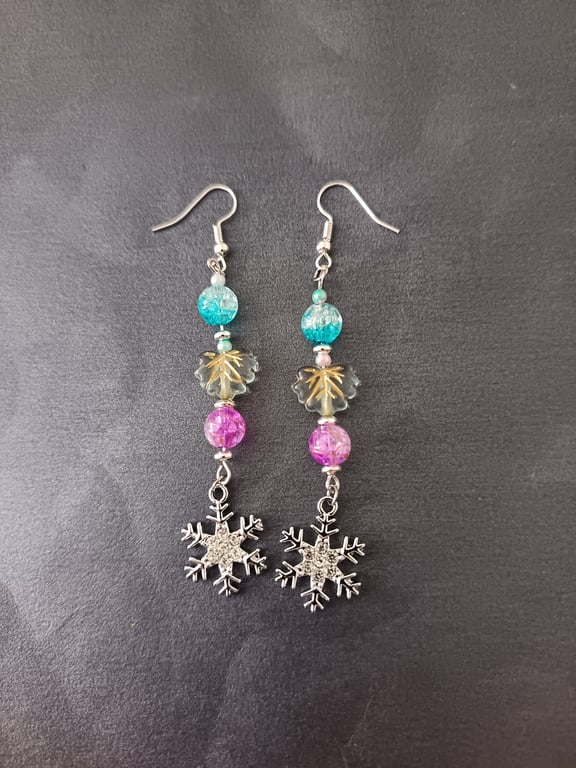 Silver frosty themed snowflake charm dangle earrings 