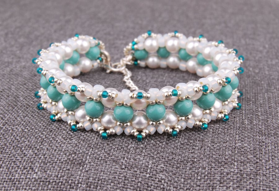 Beaded bracelet with glass pearls in jade and white, Statement jewellery