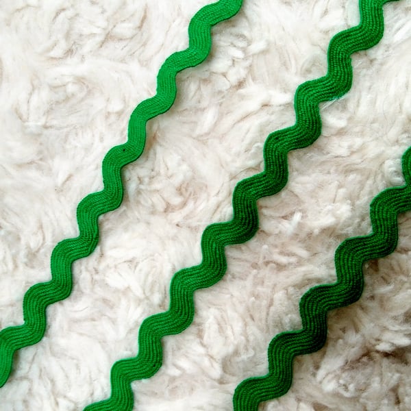 3 metres green narrow cotton RIC-RAC for sewing, card making, crafting