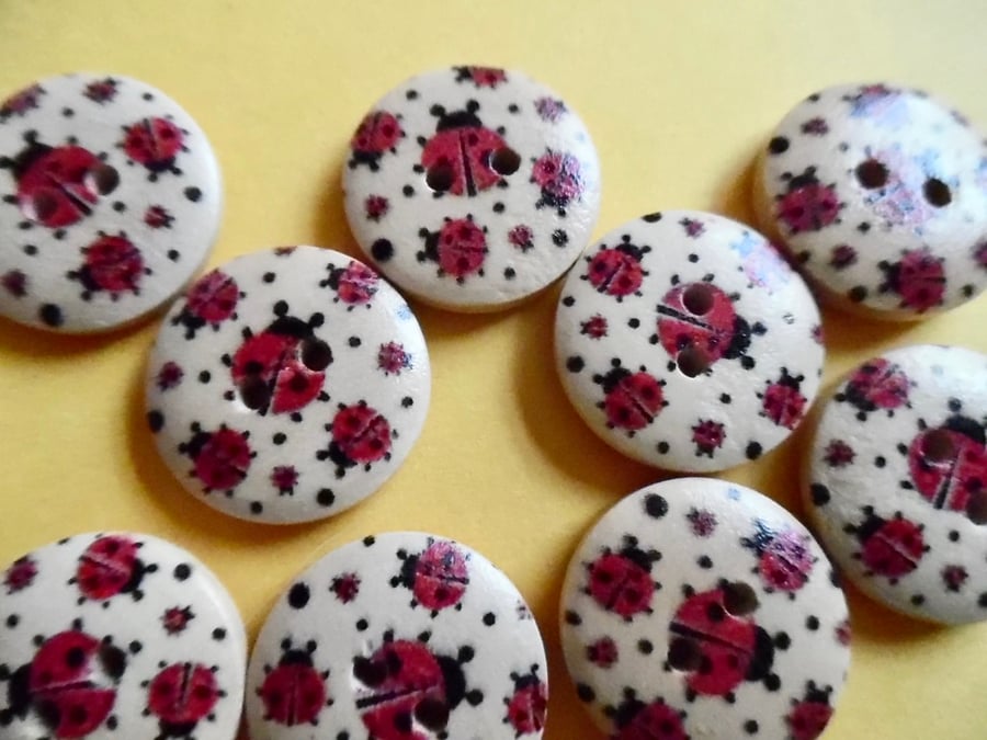 10 x Round ladybird Wood Patterned Buttons  2 holes