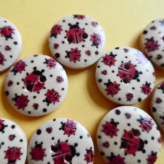 10 x Round ladybird Wood Patterned Buttons  2 holes