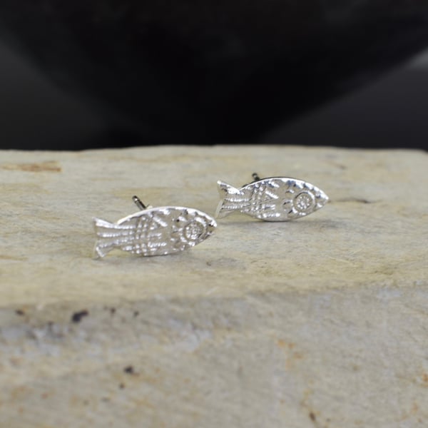 Dainty silver fish earrings, boho texture, stud earrings, Pisces