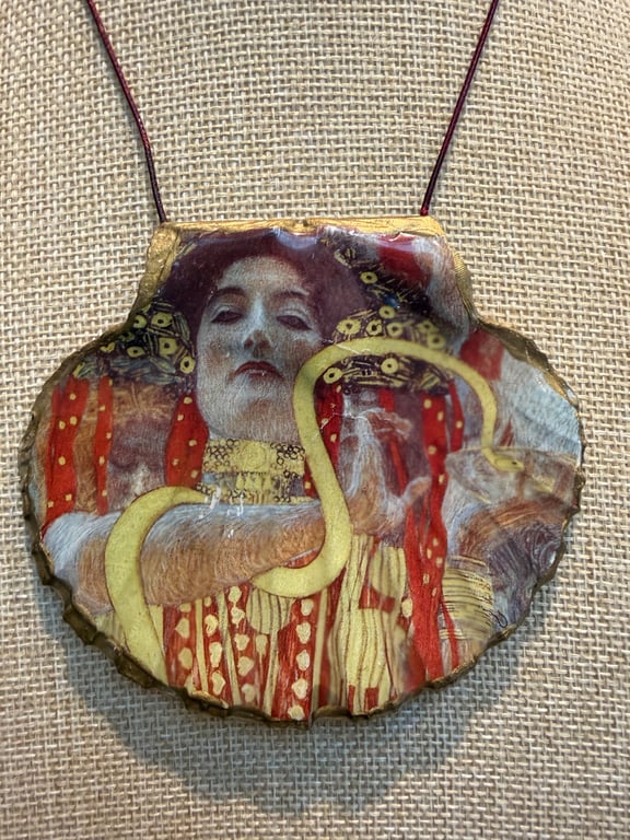 Klimt hygieia shell necklace 