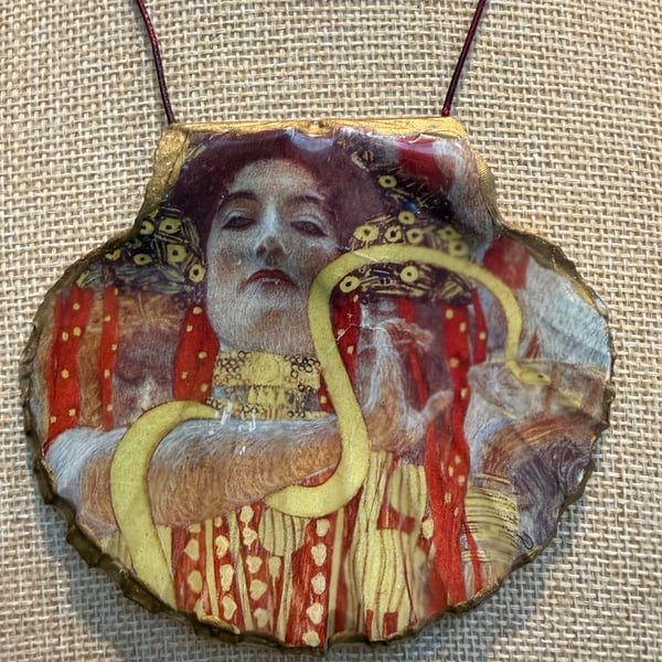 Klimt hygieia shell necklace 