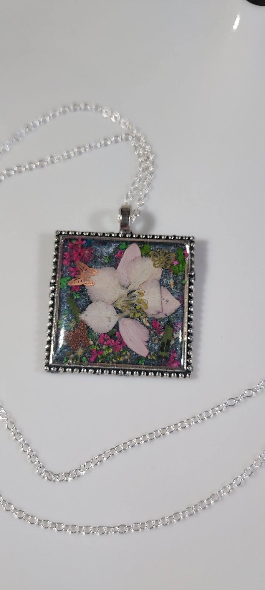 Square resin pendant necklace with real flowers