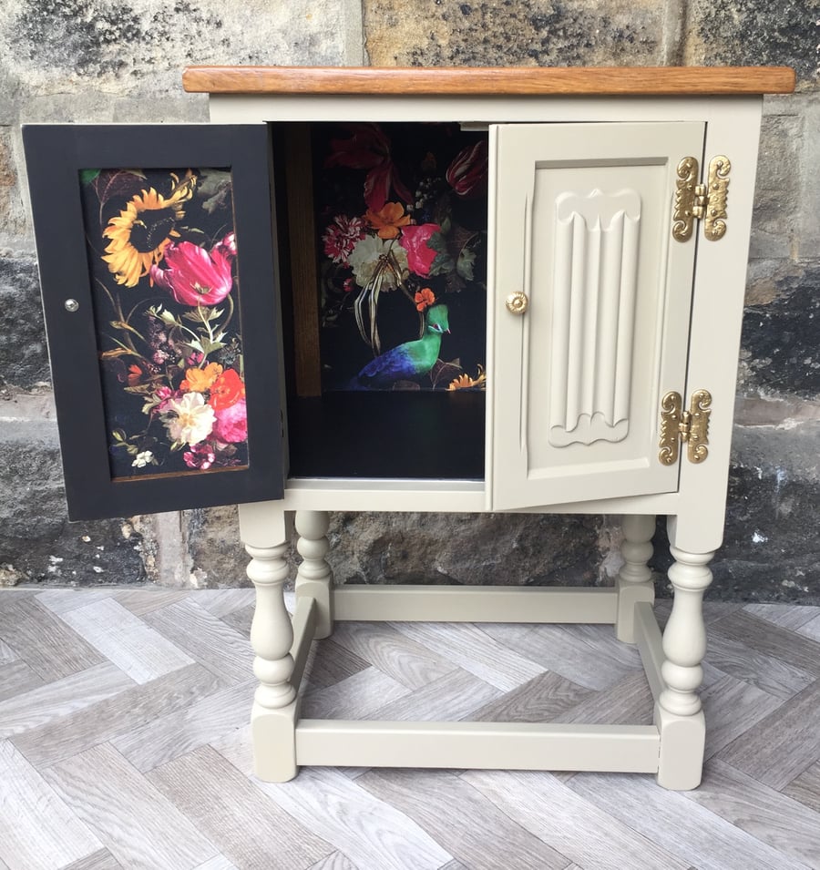 Oak Charm cabinet, in light khaki with botanical interior