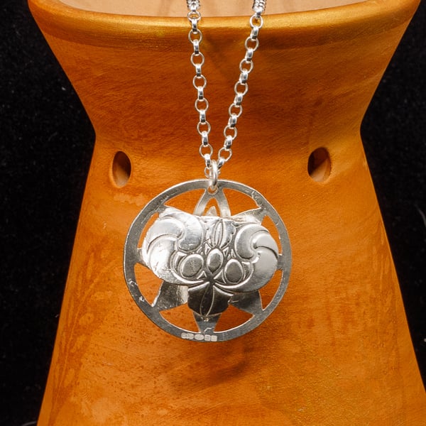 Stylised Flower pendant (FSP139)