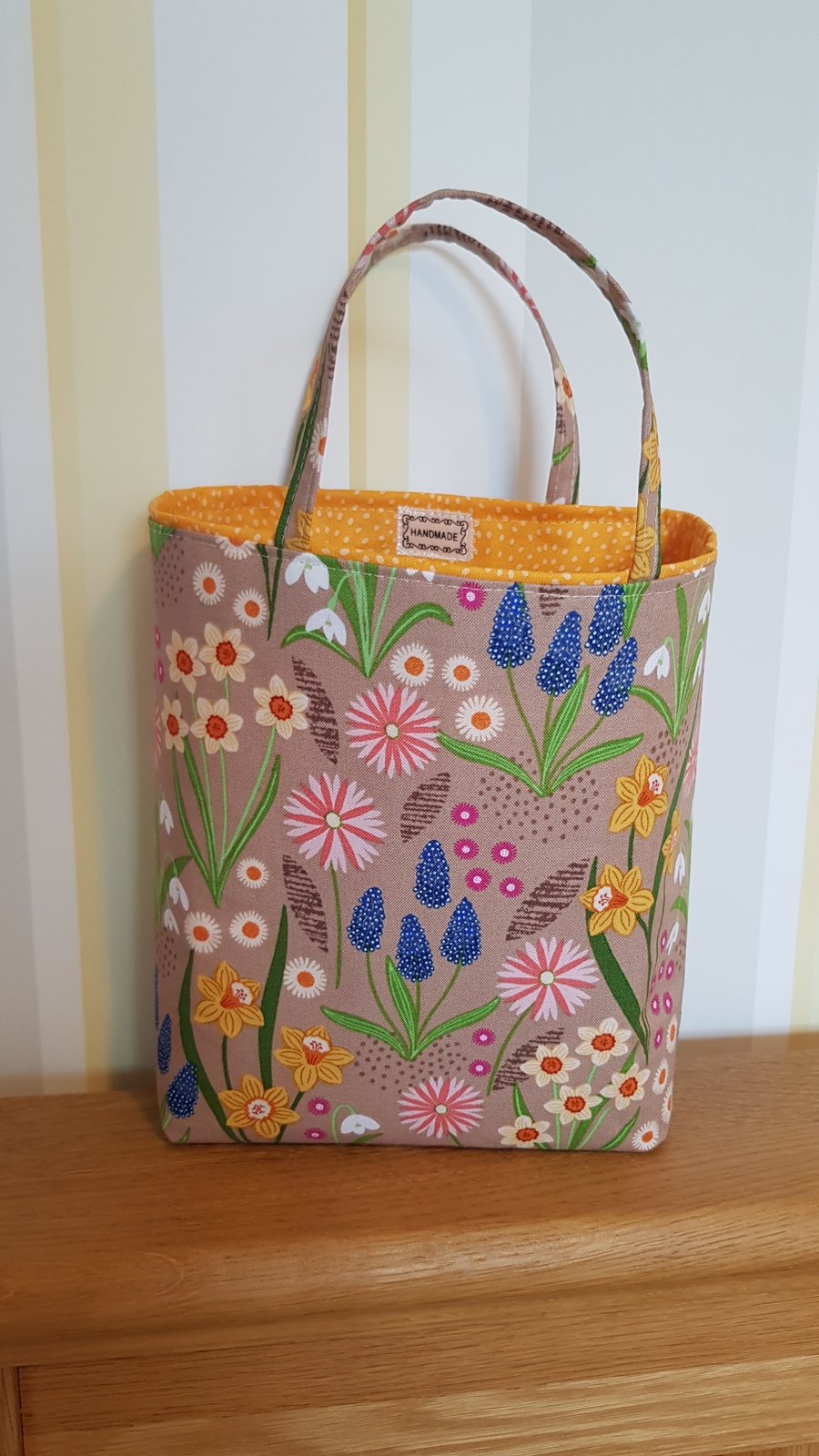 Gift bag: spring flowers 