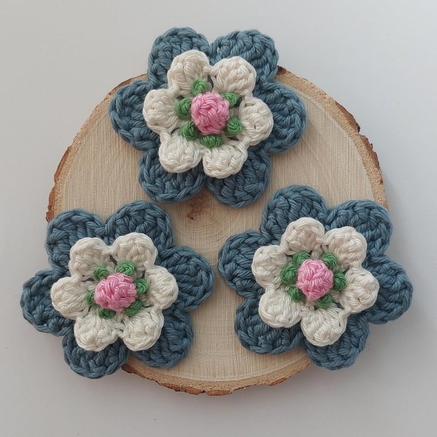 3x Crochet flowers - Blue 