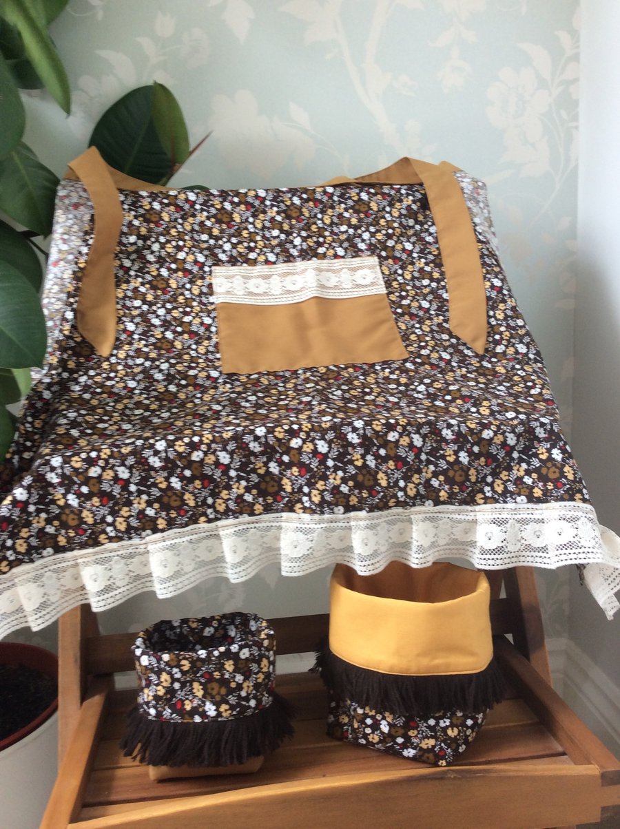 Set of adult half apron and 2 small baskets