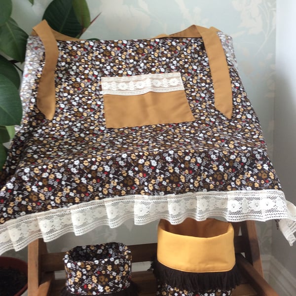 Set of adult half apron and 2 small baskets