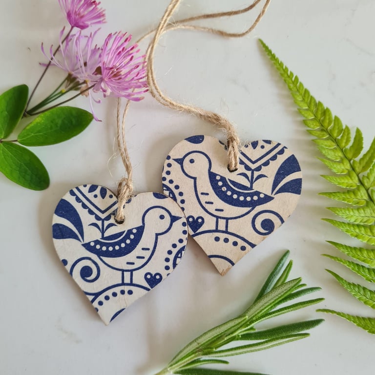 2 gift tags blue and white bird design decorations
