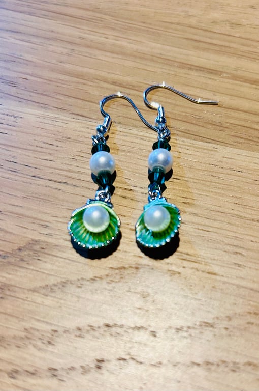 Green glass and pearl shell earrings 