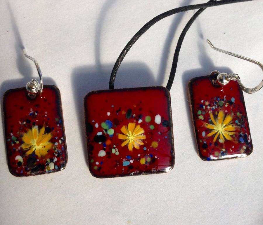Floral enamelled pendant and earrings set