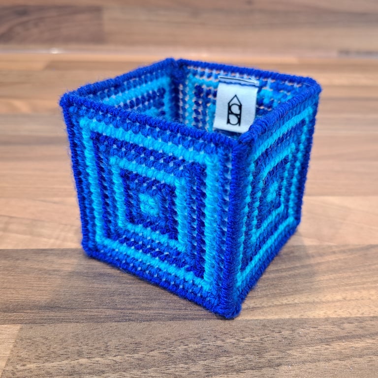Medium container for office items - blue gradient pattern