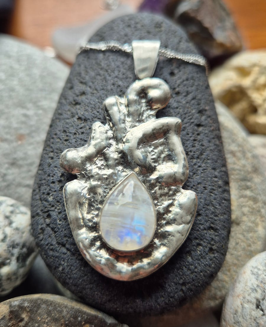 Fine silver 999 pendant with moonstone 