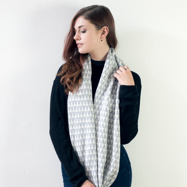Arrow circle scarf - grey and white