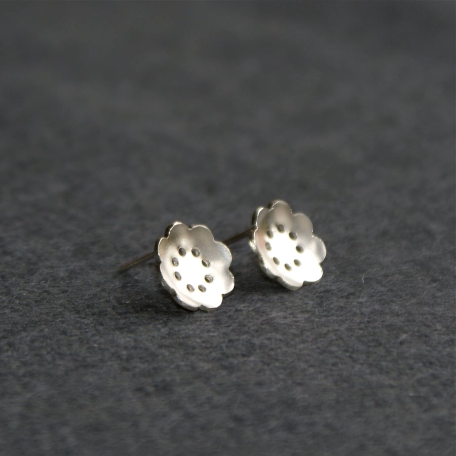 Retro flower silver stud earrings