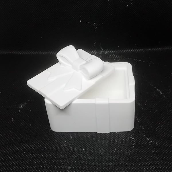 Trinket box with lid