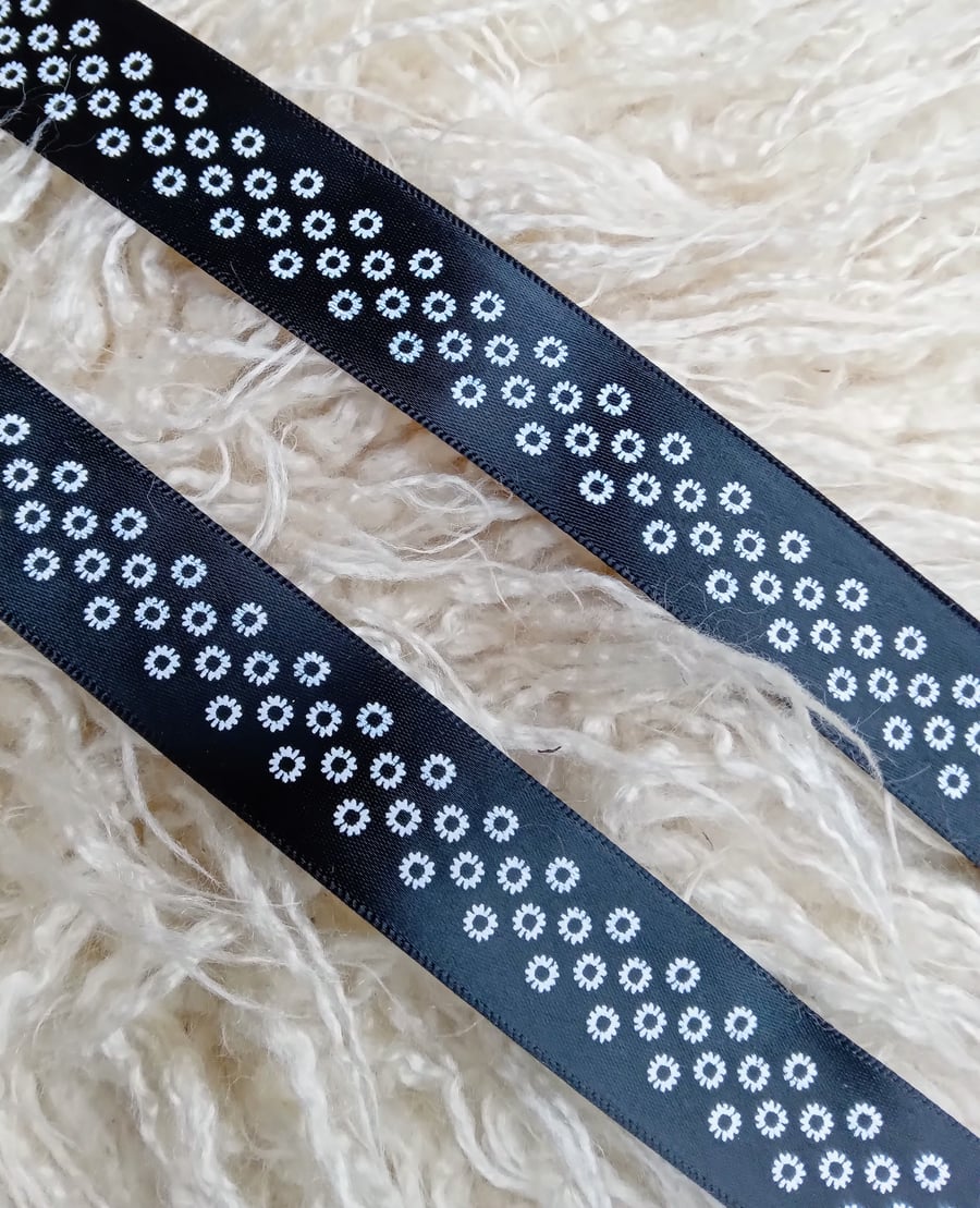 1 metre 2cm wide white daisy on black grosgrain ribbon