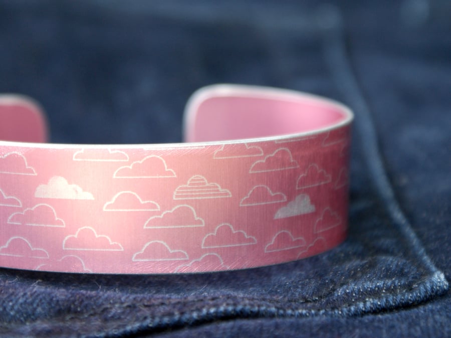 Cloud pattern cuff bracelet pink