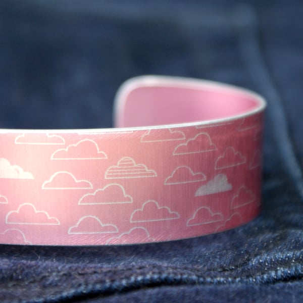 Cloud pattern cuff bracelet pink