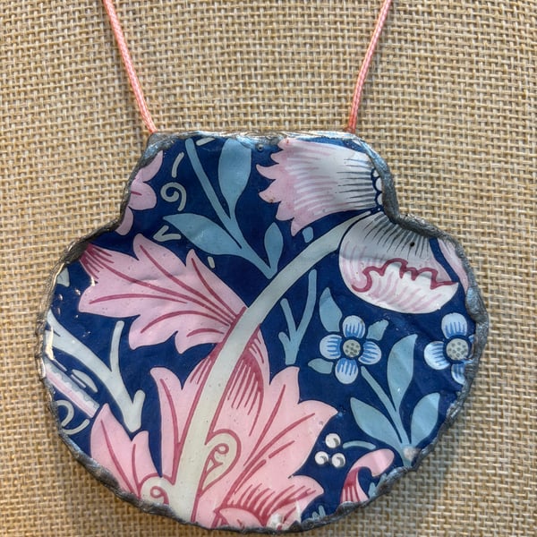 Blues William morris shell necklace 