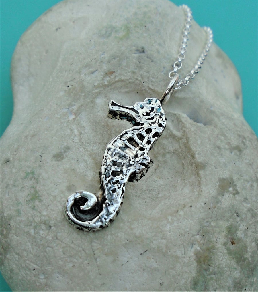 Fine silver seahorse pendant